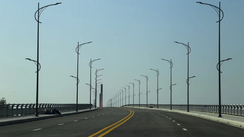 toan-canh-cau-vuot-cua-bien-dai-nhat-mien-trung-chay-nuoc-rut-cho-ngay-thong-xe (4).jpg