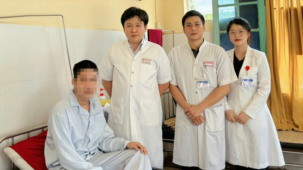 nam-thanh-nien-nuot-3-ban-chai-danh-rang-vao-bung (2).jpg