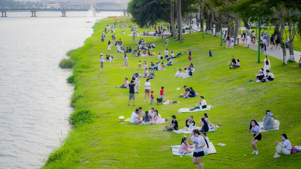 toa-do-giai-nhiet-ly-tuong-duoc-nguoi-hue-san-don-giua-ngay-he-ruc-lua (6).jpg