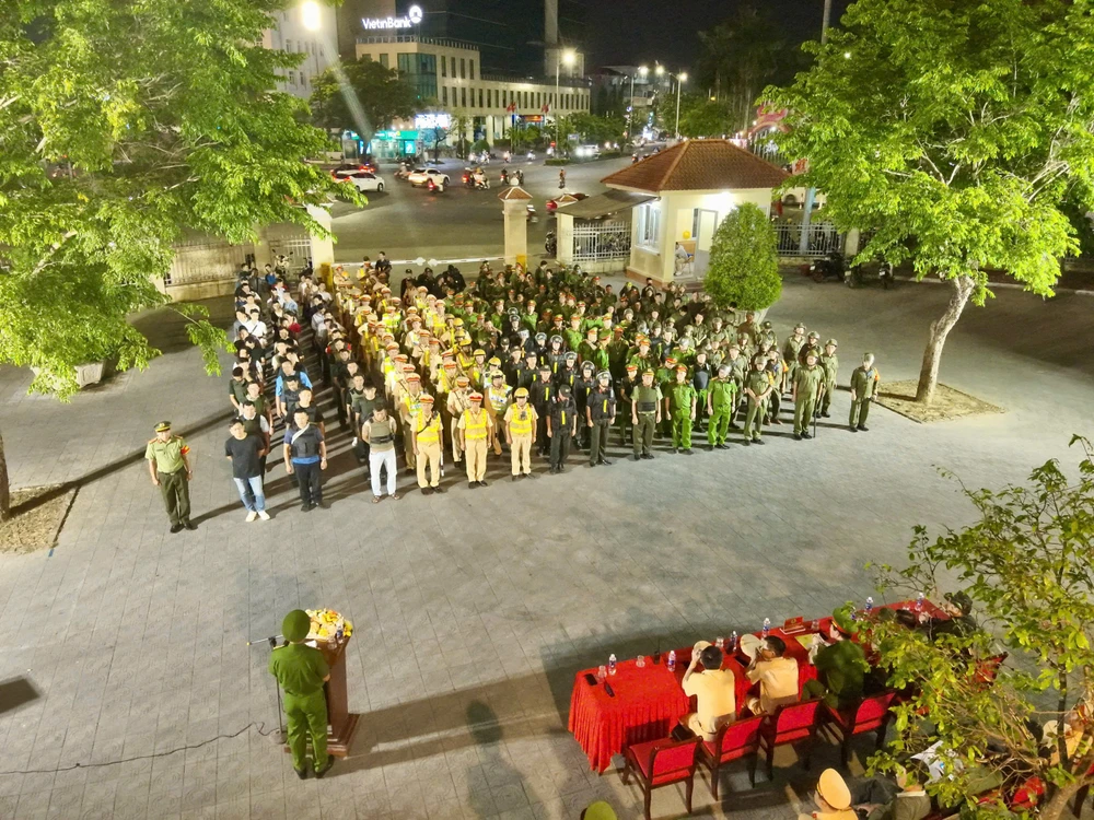 nhom-thanh-nien-livestream-co-vu-dua-xe-va-tong-thang-vao-rao-chan-cong-an (1).jpg