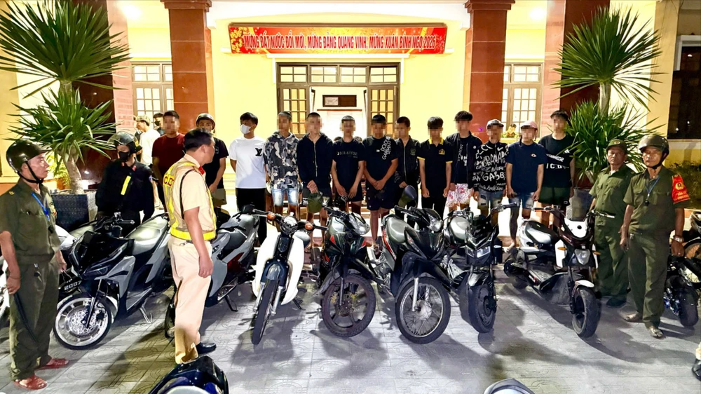 nhom-thanh-nien-livestream-co-vu-dua-xe-va-tong-thang-vao-rao-chan-cong-an (2).jpg