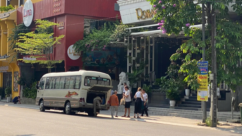 khach-san-romance-bi-cuong-che-nhieu-du-khach-khan-truong-thu-xep-hanh-ly-roi-di (1).jpg