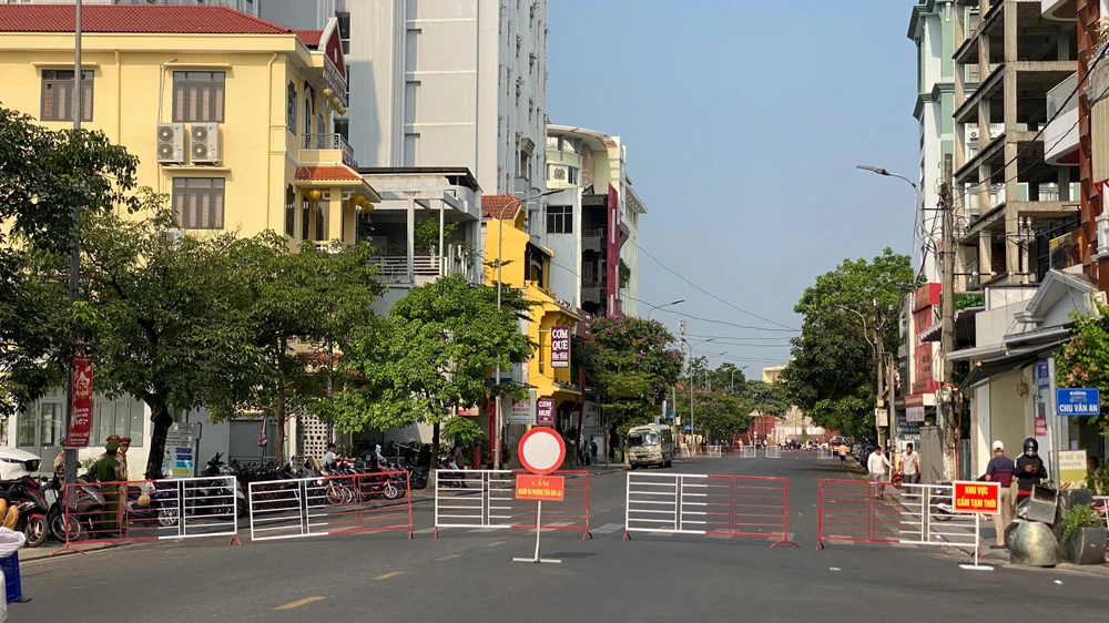 khach-san-romance-bi-cuong-che-nhieu-du-khach-khan-truong-thu-xep-hanh-ly-roi-di (2).jpg