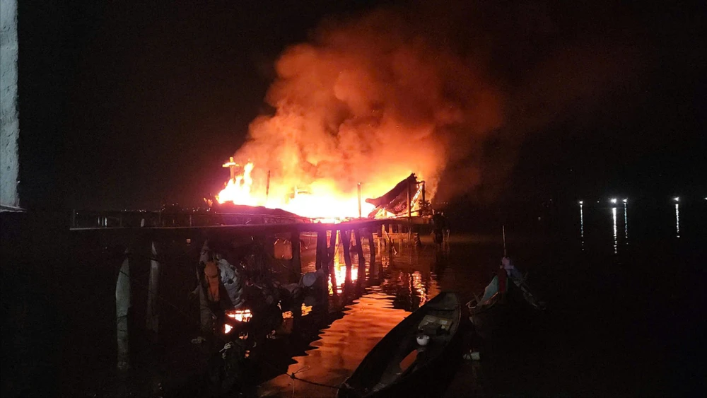 tau-chua-1-800-lit-dau-bat-ngo-boc-chay-ngun-ngut-trong-dem (2).jpg