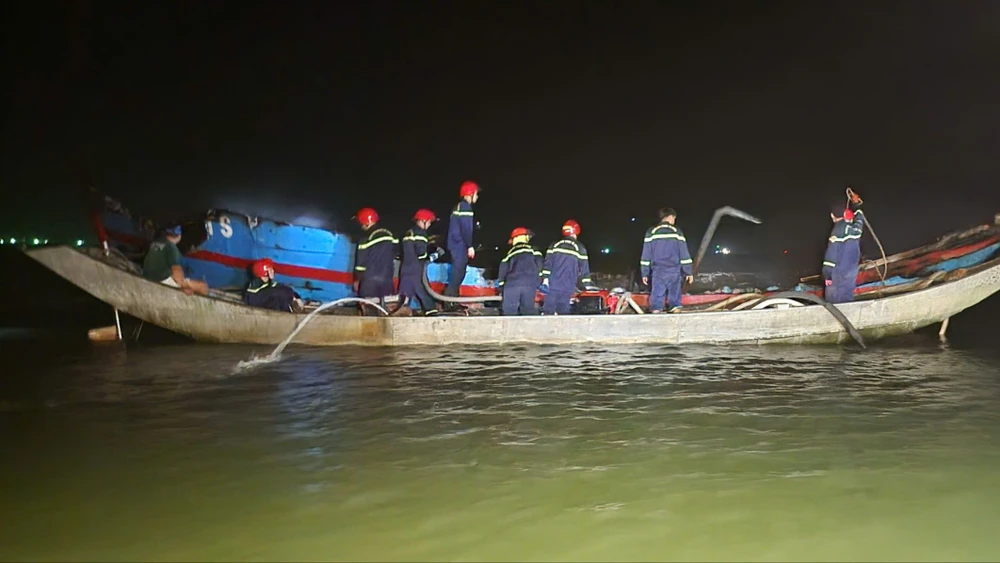 tau-chua-1-800-lit-dau-bat-ngo-boc-chay-ngun-ngut-trong-dem (3).jpg