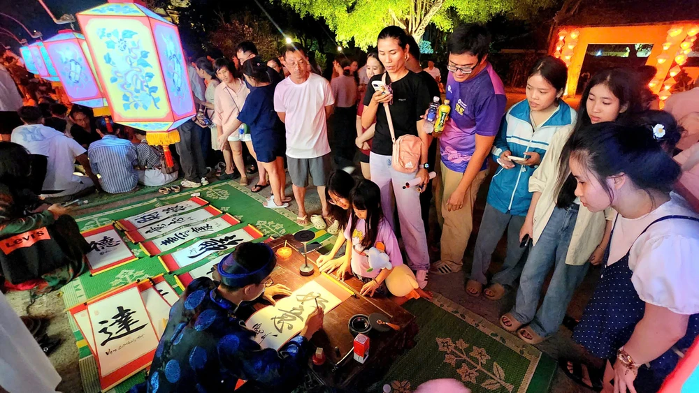 ngam-hoang-cung-hue-huyen-ao-ve-dem (1).jpg