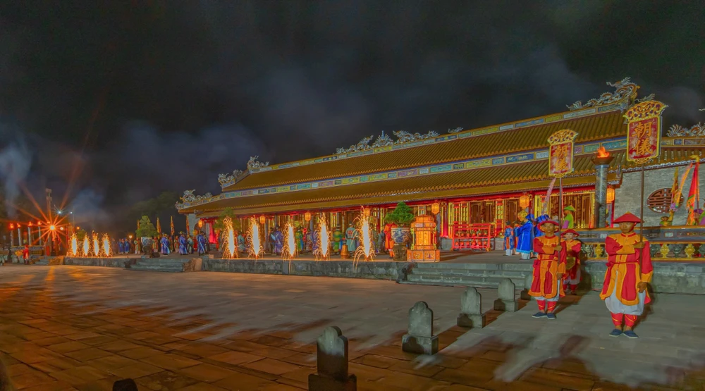 ngam-hoang-cung-hue-huyen-ao-ve-dem (11).jpg