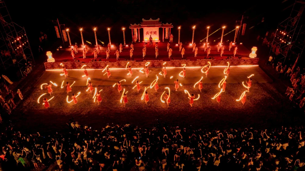 ngam-hoang-cung-hue-huyen-ao-ve-dem (13).jpg