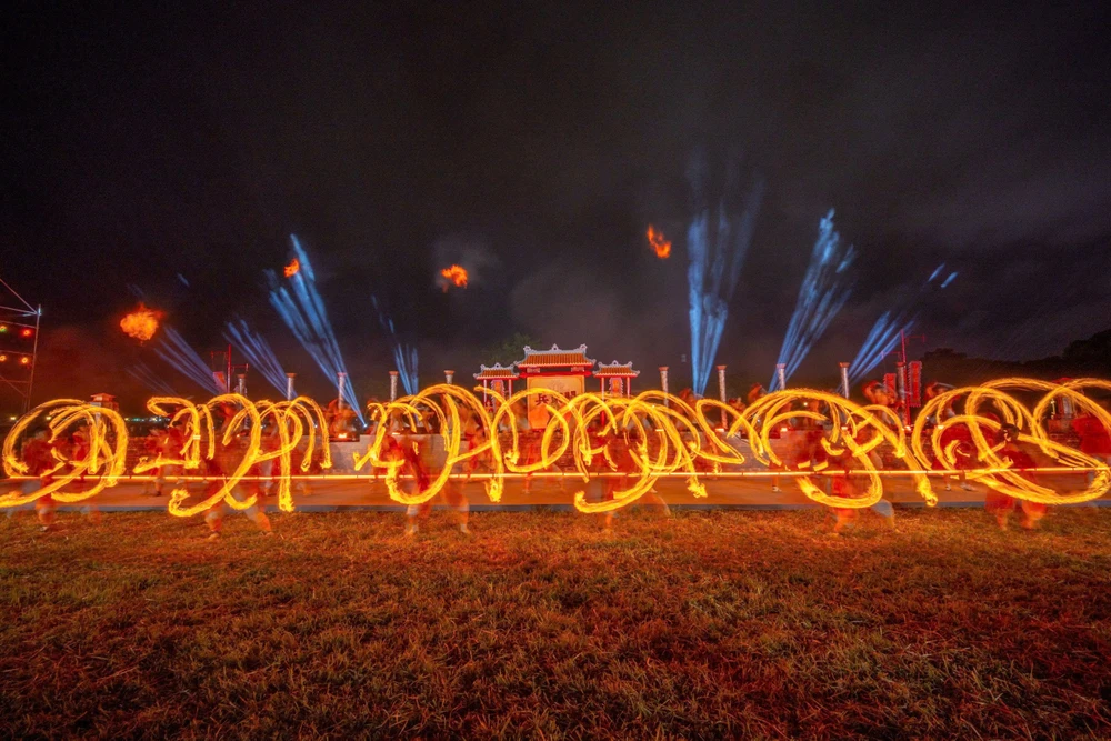 ngam-hoang-cung-hue-huyen-ao-ve-dem (14).jpg