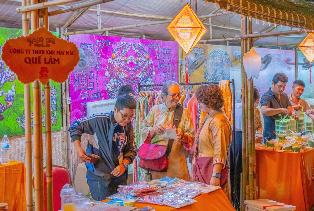 ngam-hoang-cung-hue-huyen-ao-ve-dem (16).jpg