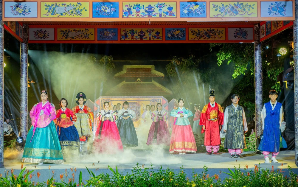 ngam-hoang-cung-hue-huyen-ao-ve-dem (19).jpg