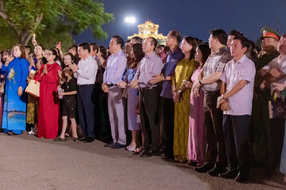 ngam-hoang-cung-hue-huyen-ao-ve-dem (2).jpg