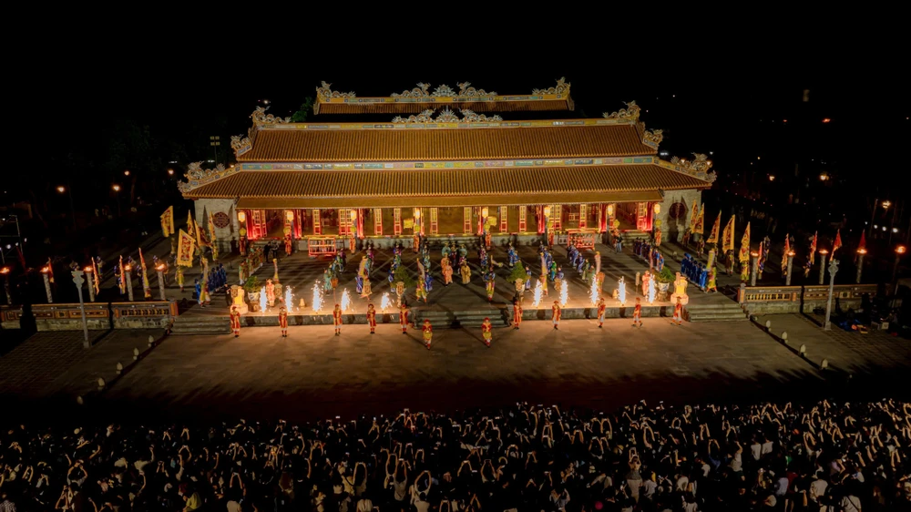ngam-hoang-cung-hue-huyen-ao-ve-dem (24).jpg