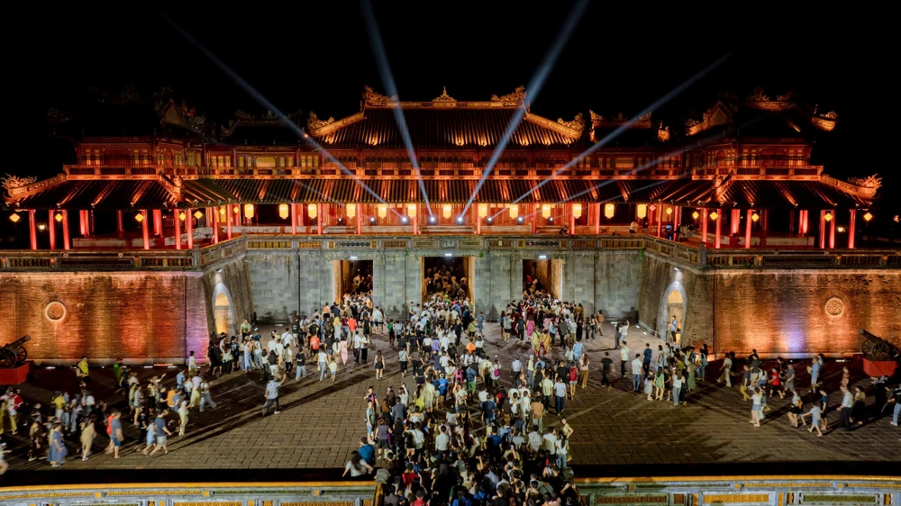 ngam-hoang-cung-hue-huyen-ao-ve-dem (26).jpg