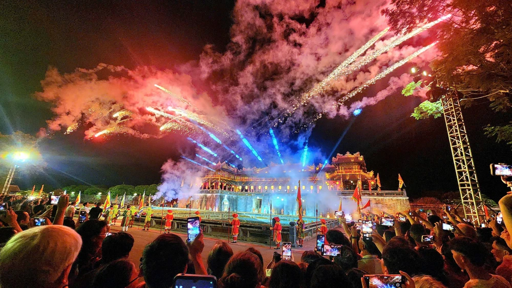 ngam-hoang-cung-hue-huyen-ao-ve-dem (5).jpg