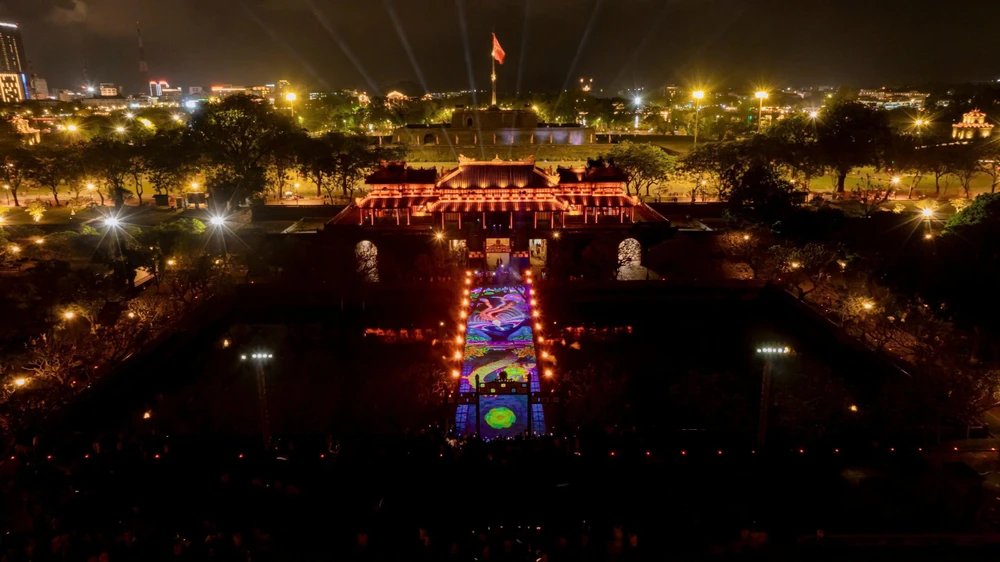 ngam-hoang-cung-hue-huyen-ao-ve-dem (7).jpg