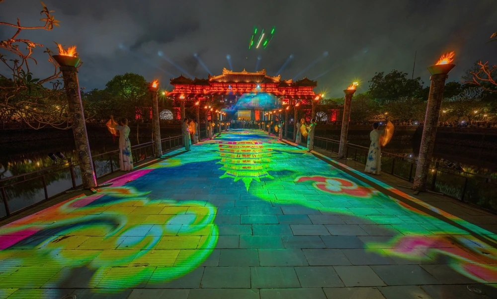 ngam-hoang-cung-hue-huyen-ao-ve-dem (9).jpg