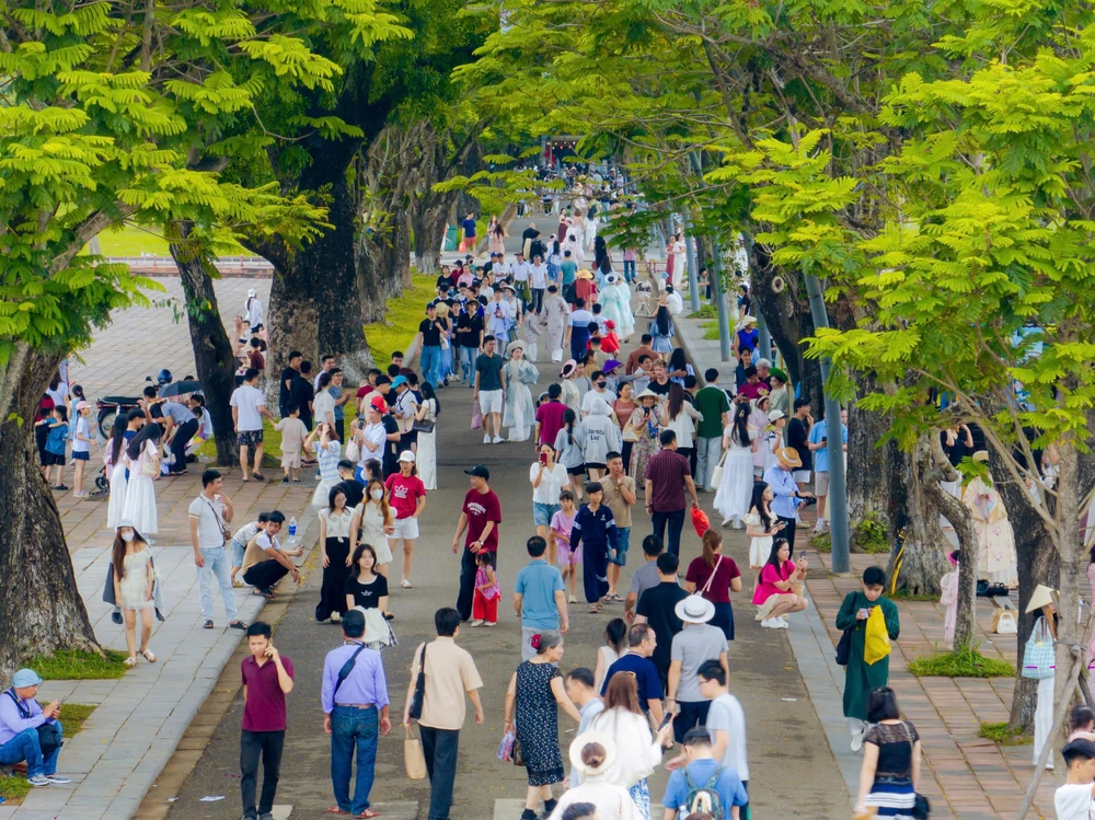 bien-nguoi-do-ve-tham-quan-di-san-hue-trong-ngay-nghi-le-30-4 (12).jpg