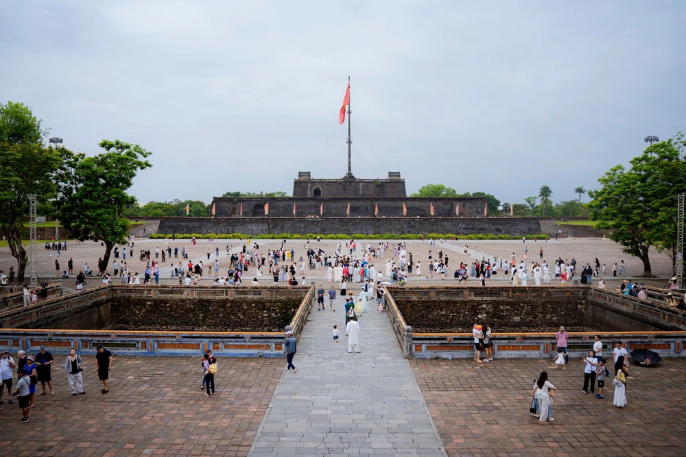 bien-nguoi-do-ve-tham-quan-di-san-hue-trong-ngay-nghi-le-30-4 (14).jpg