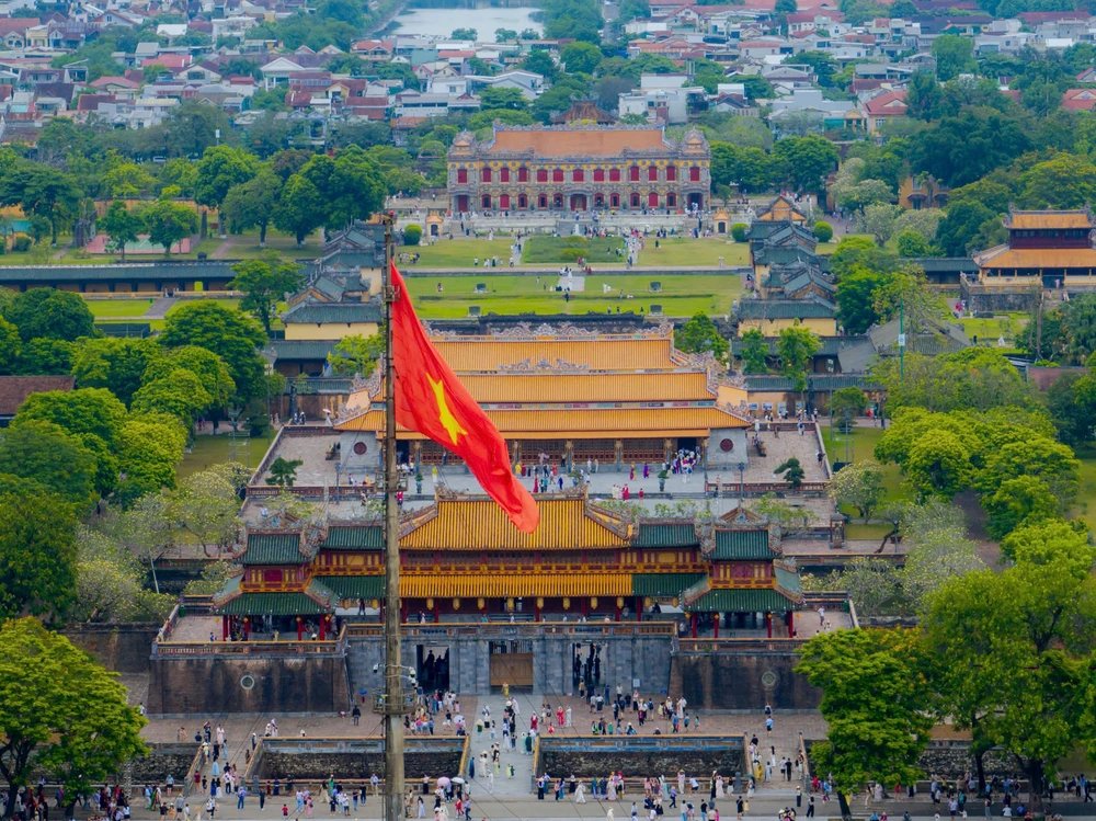 bien-nguoi-do-ve-tham-quan-di-san-hue-trong-ngay-nghi-le-30-4 (2).jpg