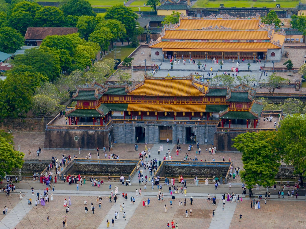 bien-nguoi-do-ve-tham-quan-di-san-hue-trong-ngay-nghi-le-30-4 (3).jpg