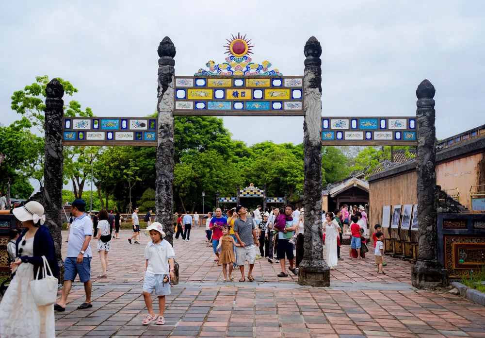 bien-nguoi-do-ve-tham-quan-di-san-hue-trong-ngay-nghi-le-30-4 (4).jpg