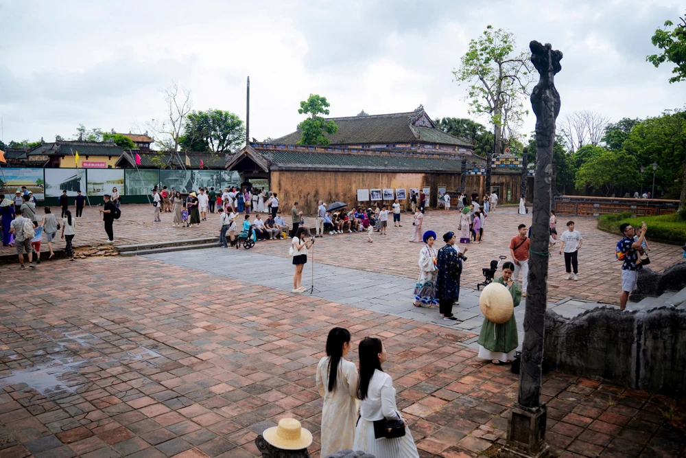 bien-nguoi-do-ve-tham-quan-di-san-hue-trong-ngay-nghi-le-30-4 (7).jpg