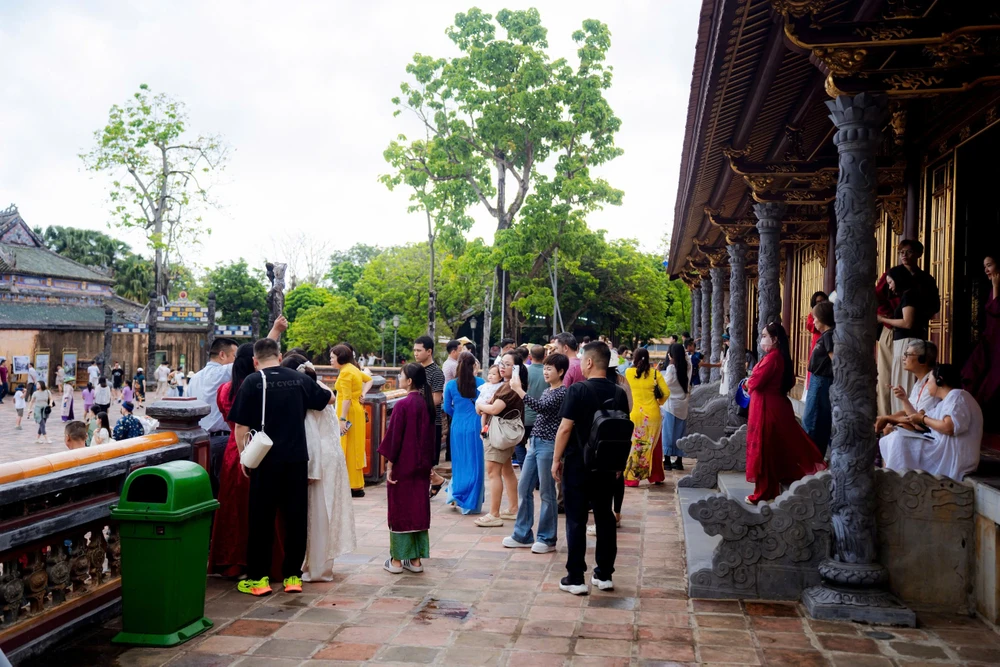 bien-nguoi-do-ve-tham-quan-di-san-hue-trong-ngay-nghi-le-30-4 (8).jpg