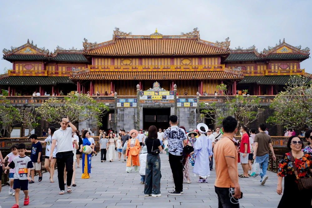 bien-nguoi-do-ve-tham-quan-di-san-hue-trong-ngay-nghi-le-30-4 (9).jpg