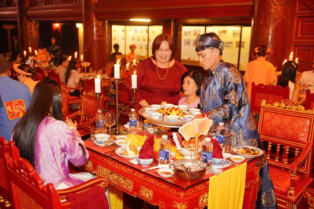 can-canh-bua-tiec-vuong-gia-tai-dai-noi-hue-co-gi-dac-biet (14).jpg