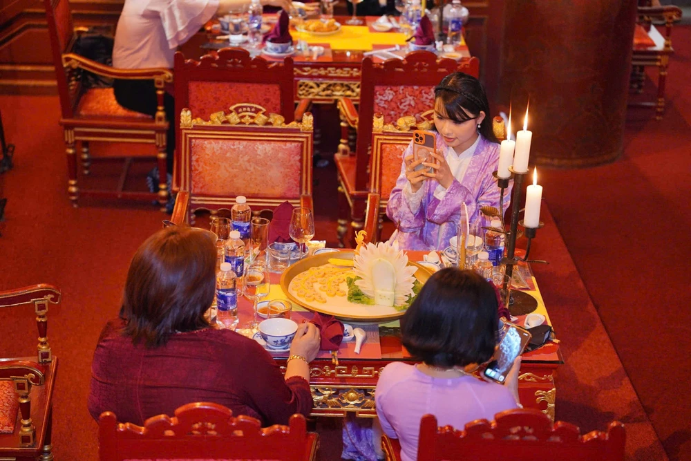 can-canh-bua-tiec-vuong-gia-tai-dai-noi-hue-co-gi-dac-biet (19).jpg