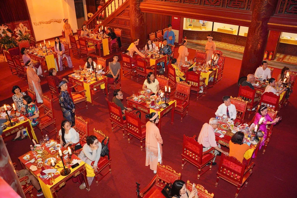 can-canh-bua-tiec-vuong-gia-tai-dai-noi-hue-co-gi-dac-biet (21).jpg