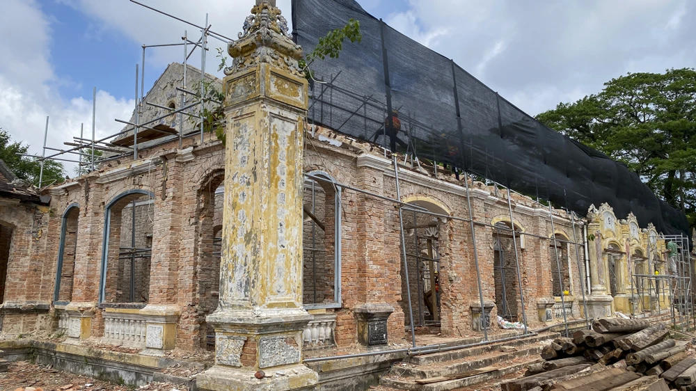 hinh-anh-ben-trong-quoc-tu-giam-dai-hoc-quoc-gia-cua-trieu-nguyen-dang-duoc-ha-giai (14).jpg