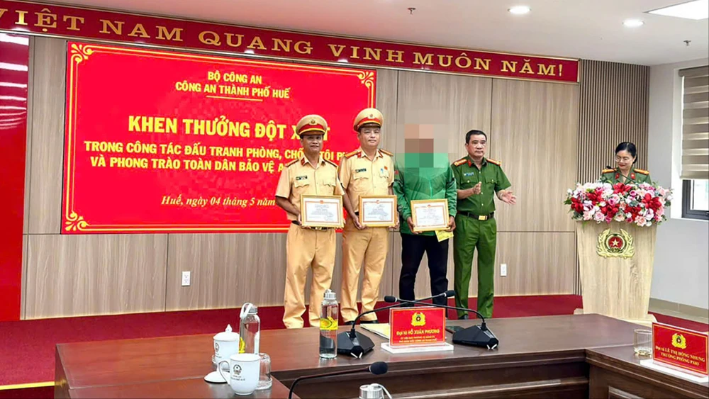 trom-iphone-cua-sinh-vien-dang-chup-anh-nam-thanh-nien-bi-tai-xe-xe-om-khong-che.jpg