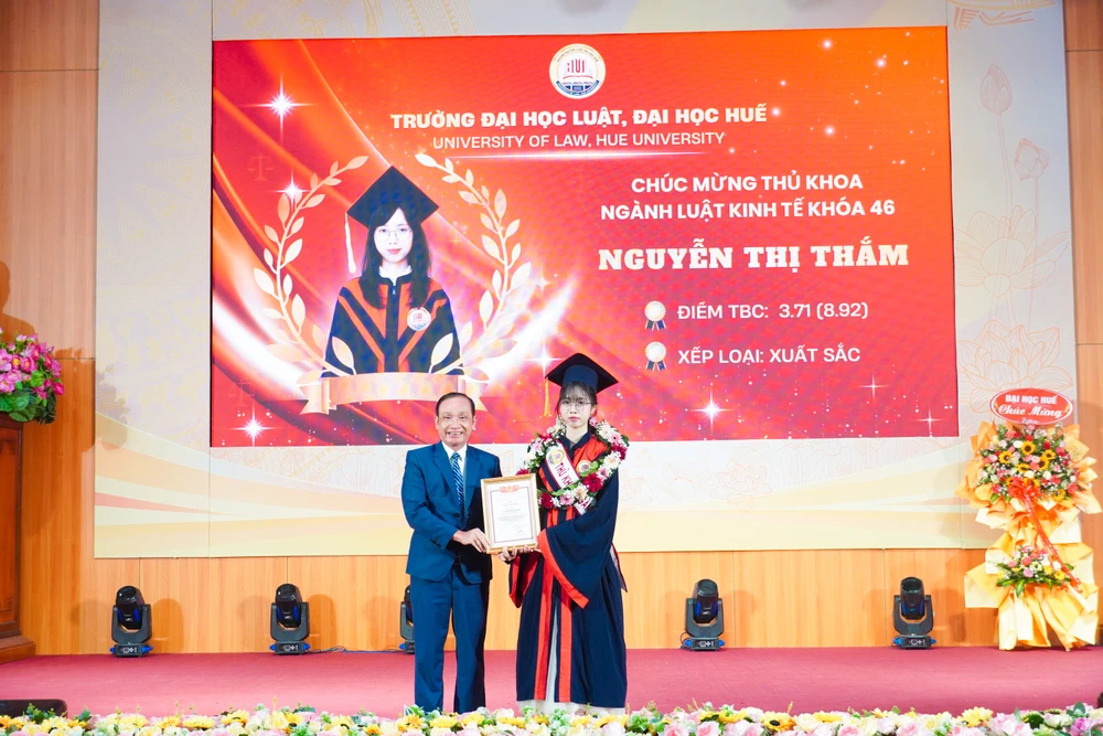 hon-800-tan-cu-nhan-luat-tai-hue-tot-nghiep-khoa-dau-tien-thao-ca-luat-lan-ngoai-ngu.JPG