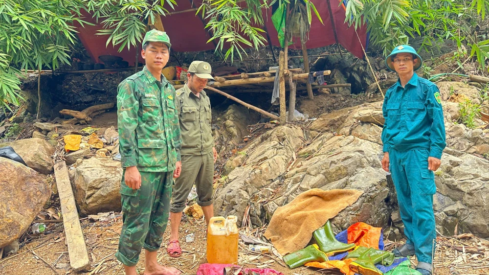 xuyen-rung-truy-vet-vang-tac-phat-hien-hang-ngan-met-ong-dan-nuoc-bi-an-1.jpg