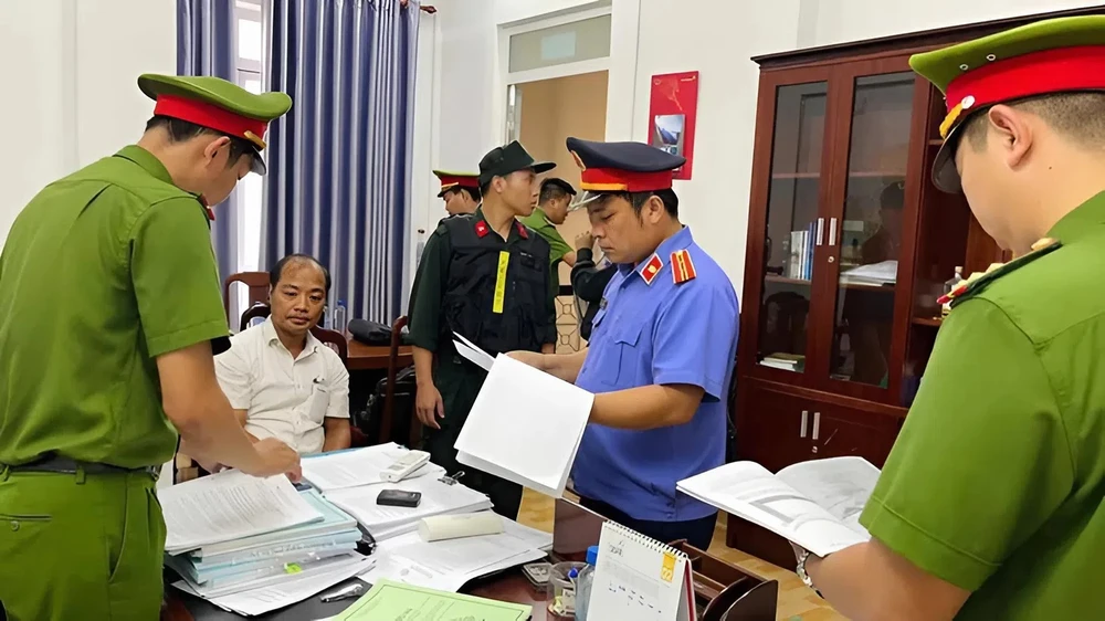 khoi-to-giam-doc-ban-quan-ly-rung-phong-ho-bac-song-huong-va-7-dong-pham.jpeg