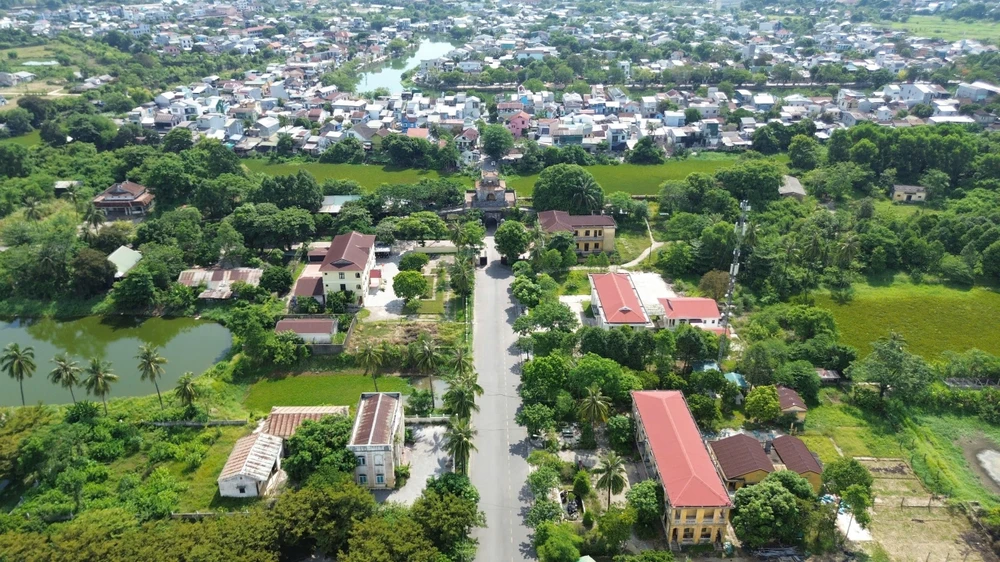 mo-lai-1-cong-kinh-thanh-hue-sau-hon-1-the-ky (14).jpg