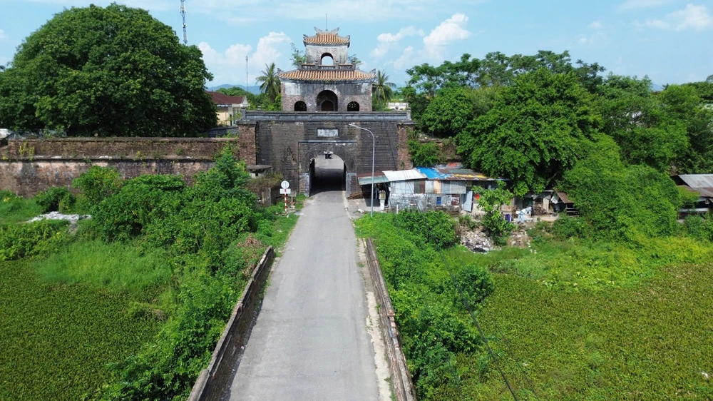 mo-lai-1-cong-kinh-thanh-hue-sau-hon-1-the-ky (15).jpg