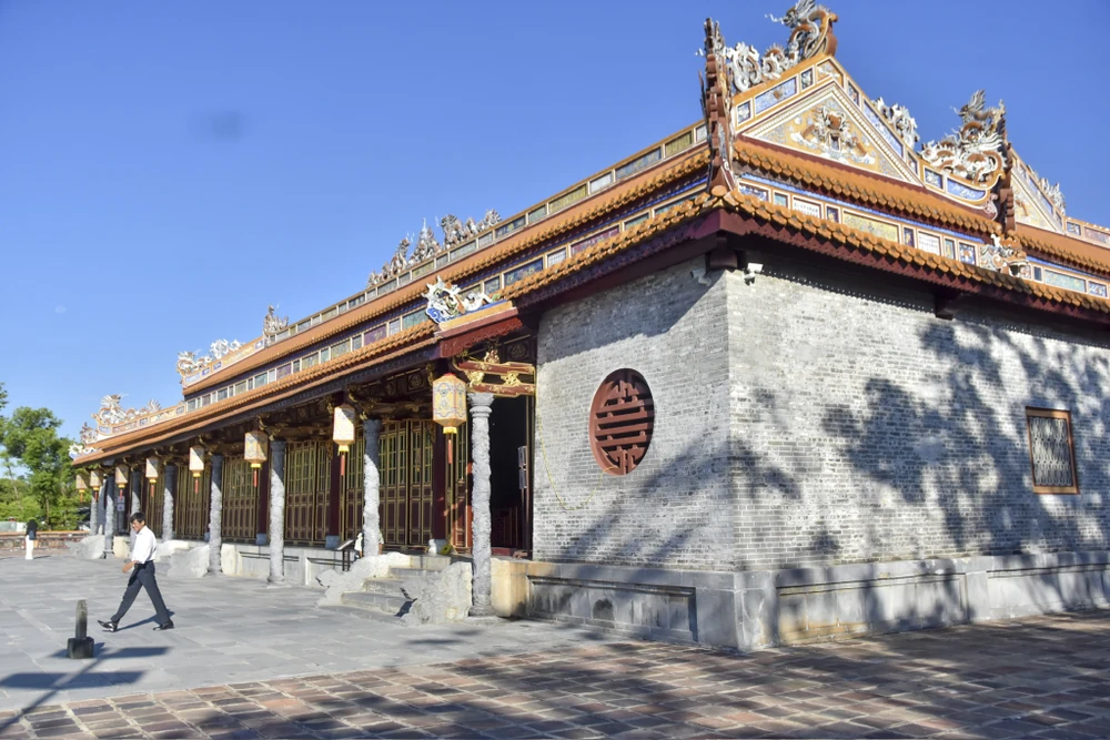 inh-anh-ngai-vua-trieu-nguyen-duoc-trung-bay-tai-dien-thai-hoa-sau-khi-phuc-che (10).jpg