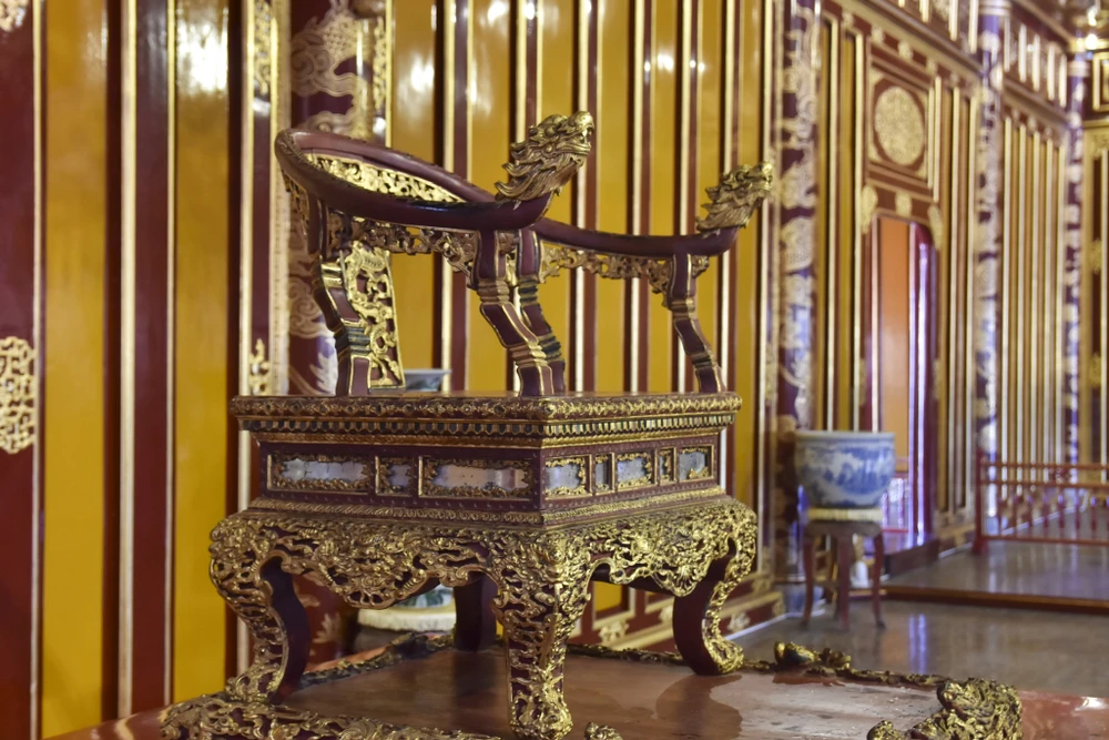 inh-anh-ngai-vua-trieu-nguyen-duoc-trung-bay-tai-dien-thai-hoa-sau-khi-phuc-che (13).jpg
