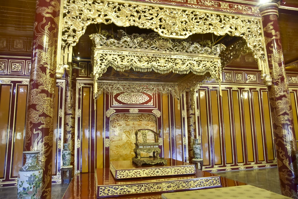 inh-anh-ngai-vua-trieu-nguyen-duoc-trung-bay-tai-dien-thai-hoa-sau-khi-phuc-che (2).jpg