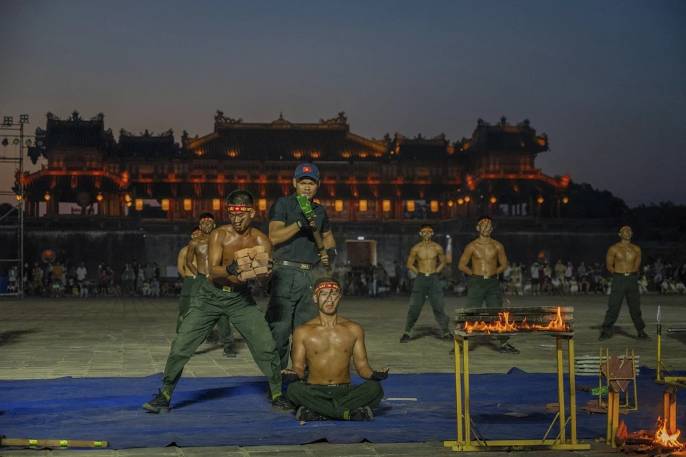 nguoi-dan-thich-thu-ngam-dan-mo-to-va-ky-binh-dao-quanh-co-do-hue (1).jpg