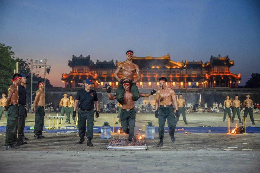 nguoi-dan-thich-thu-ngam-dan-mo-to-va-ky-binh-dao-quanh-co-do-hue (11).jpg