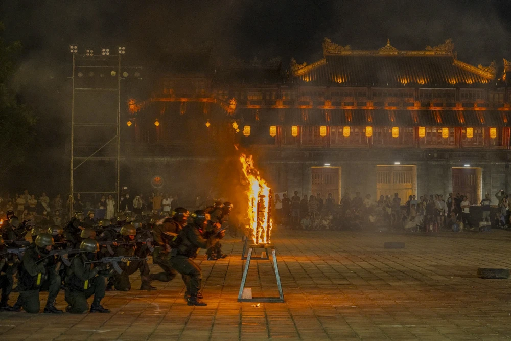 nguoi-dan-thich-thu-ngam-dan-mo-to-va-ky-binh-dao-quanh-co-do-hue (13).jpg