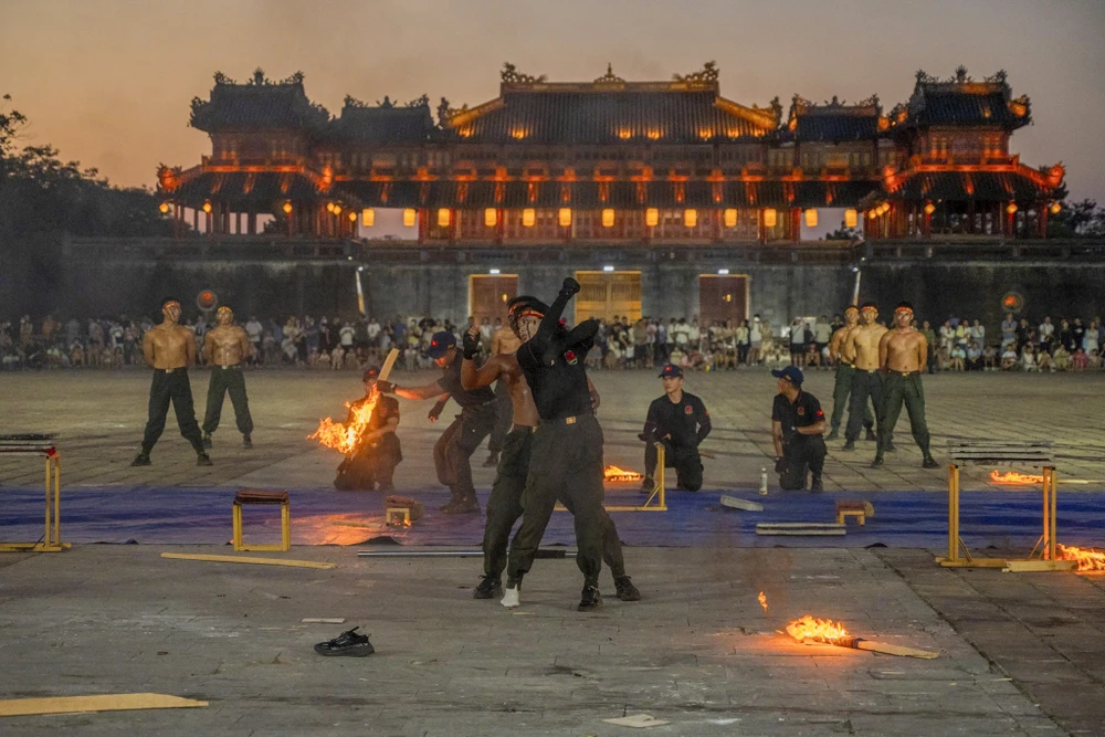 nguoi-dan-thich-thu-ngam-dan-mo-to-va-ky-binh-dao-quanh-co-do-hue (9).jpg