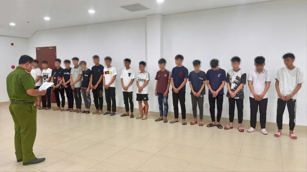 khoi-to-14-thanh-thieu-nien-mang-hung-khi-lang-lach-gay-tai-nan-o-tp-hue.jpg