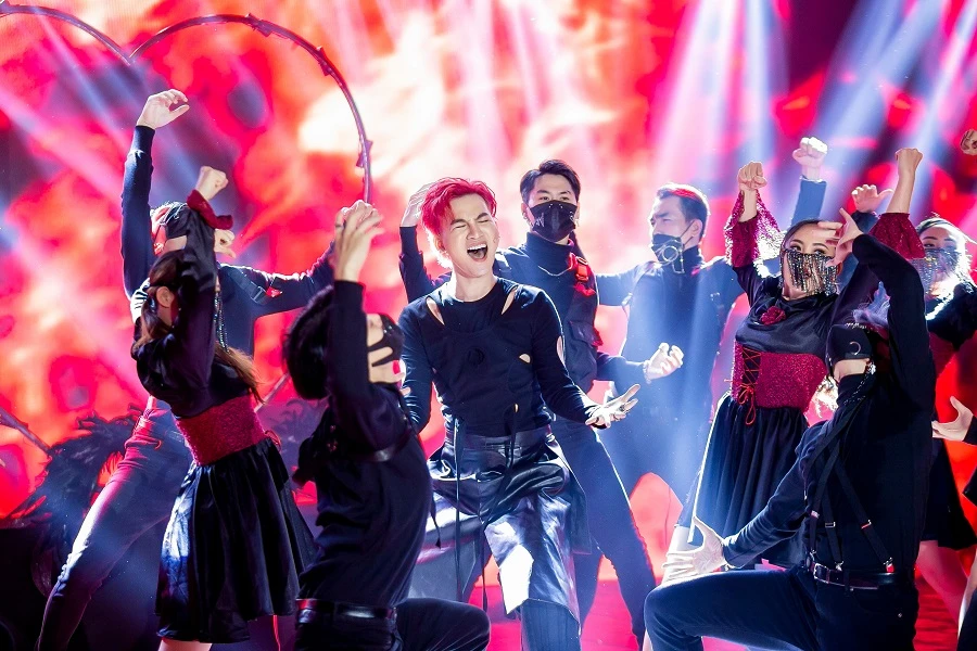 Mang áo dài lên sân khấu, Erik đăng quang Quán quân The Heroes 2021 ảnh 2