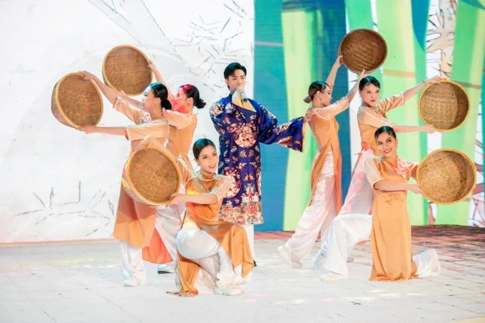 Mang áo dài lên sân khấu, Erik đăng quang Quán quân The Heroes 2021 ảnh 1