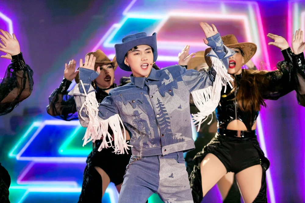 Mang áo dài lên sân khấu, Erik đăng quang Quán quân The Heroes 2021 ảnh 4